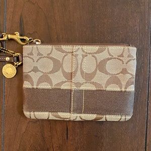 Coach: Brown Wristlet